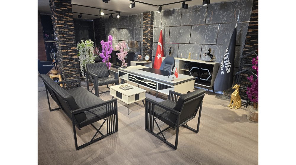 Aytaşı lüks yönetici masa takımı; LED aydınlatmalı geometrik ön paneli, lazer kesim lama demir ayakları ve uyumlu koltuk takımı ile modern ofis ortamında sergileniyor.